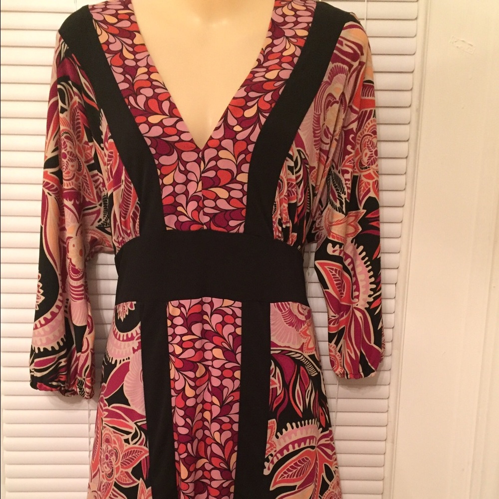 BEAUTIFUL multi-colored v-neck dress.